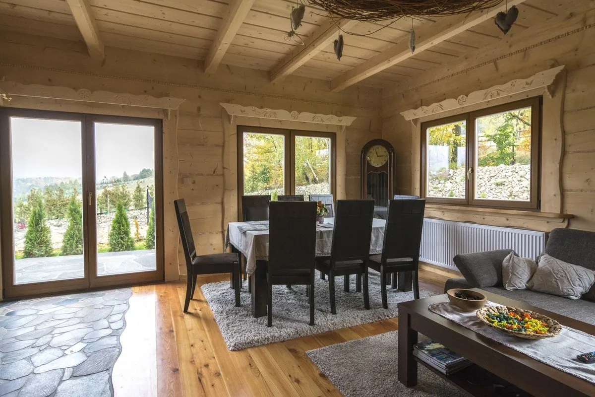 Wohnraum eines Holzhauses mit DRUTEX-Holzfenstern